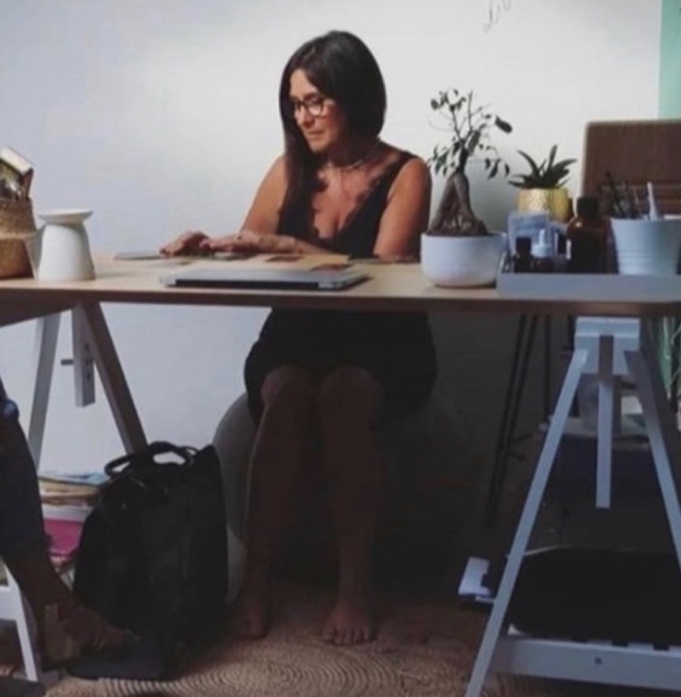 Sandrine à son bureau