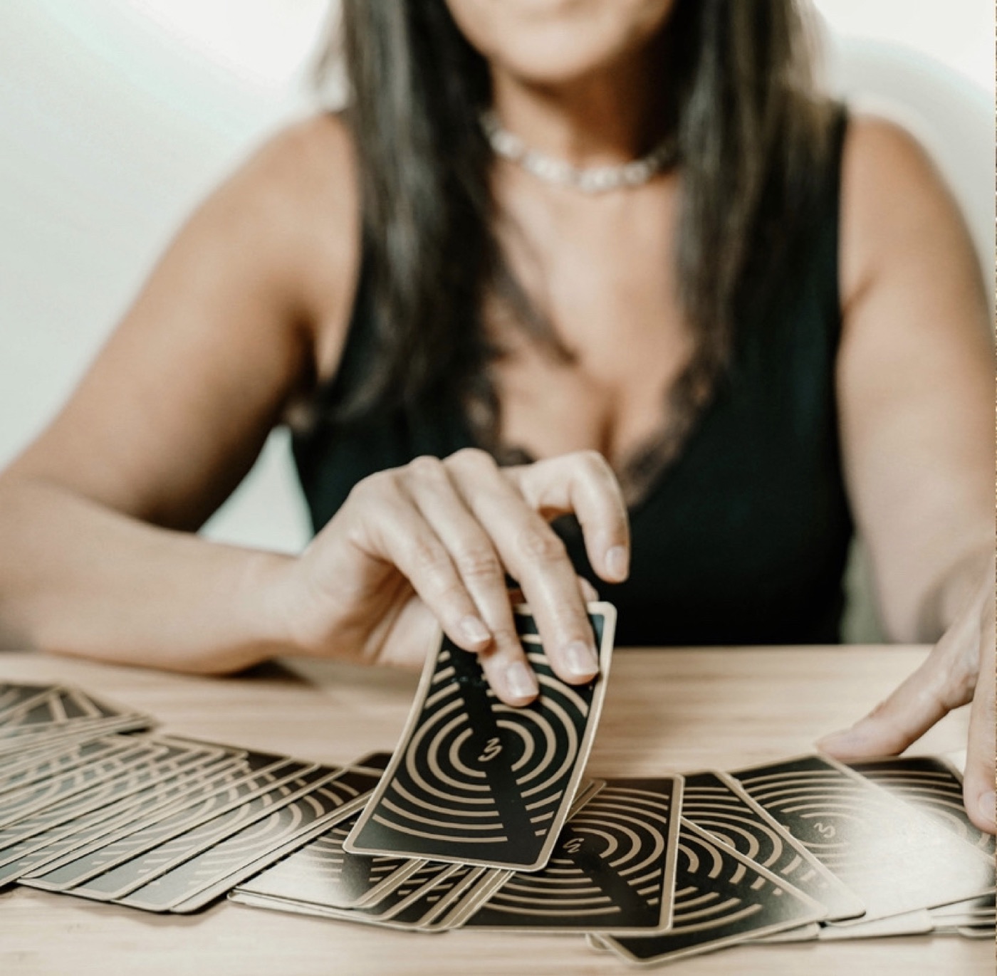 Mains posant des cartes de guidance