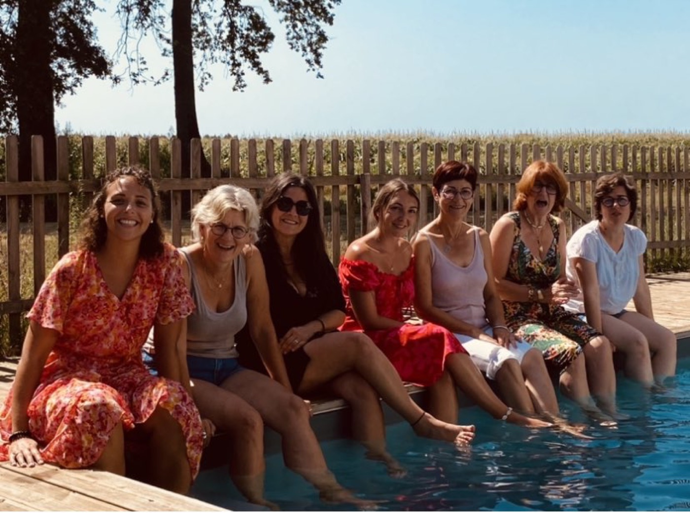 Participantes d'un séjour bien-être au bord d'une piscine